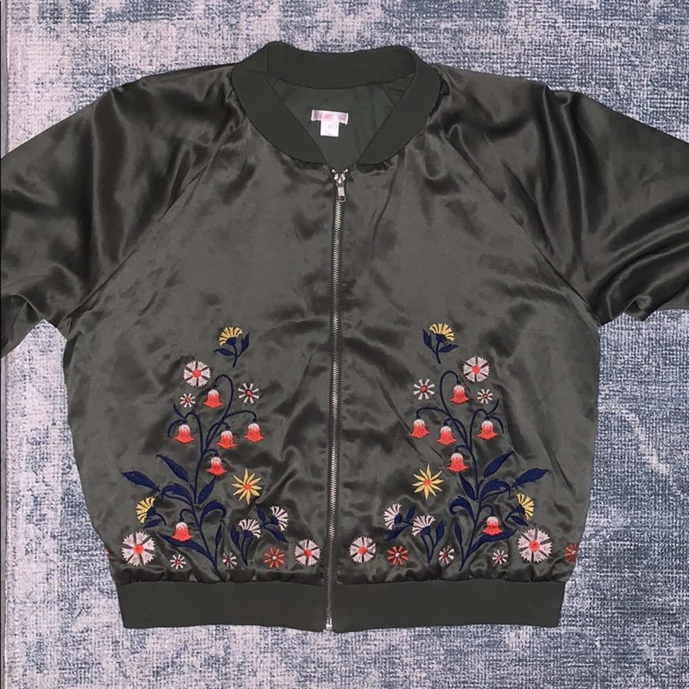 Green bomber jacket. S:L, but easily fits S & M.